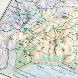 Málaga en relieve. Con o sin escudo.